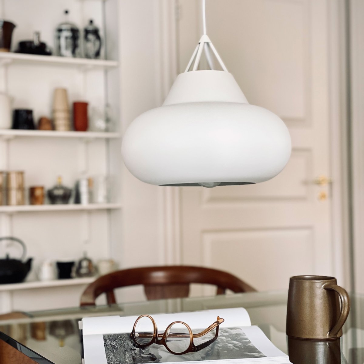 Polo Ø30 Vit taklampa från Dyberg Larsen - Designad av Frank Kerdil, &auml;r denna svarta pendellampa tillverkad i matt metall och har ett minimalistiskt yttre med en modern och karismatisk utstr&aring;lning d&auml;r ljus, form och funktion m&ouml;ts.