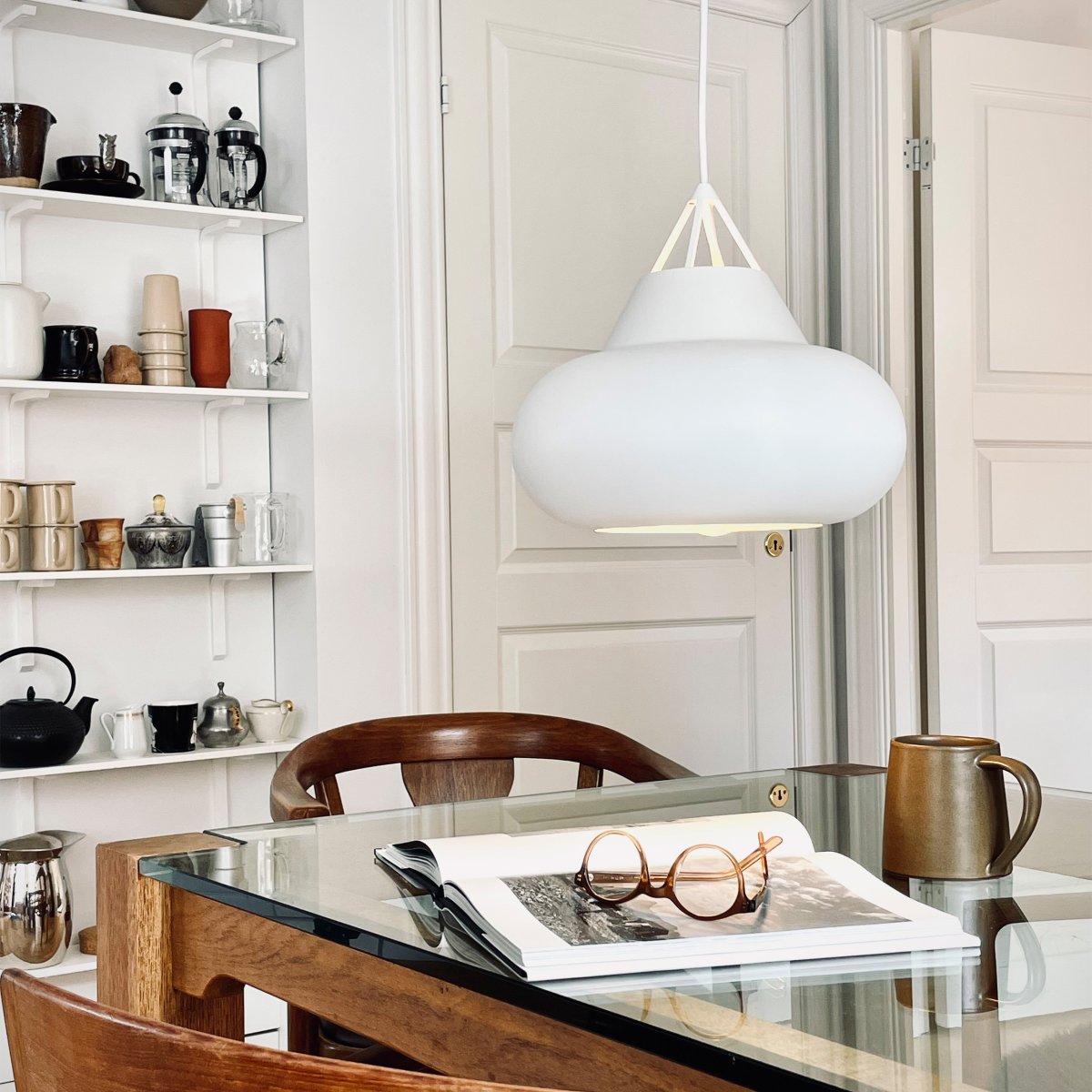 Polo Ø30 Vit taklampa från Dyberg Larsen - Designad av Frank Kerdil, &auml;r denna svarta pendellampa tillverkad i matt metall och har ett minimalistiskt yttre med en modern och karismatisk utstr&aring;lning d&auml;r ljus, form och funktion m&ouml;ts.