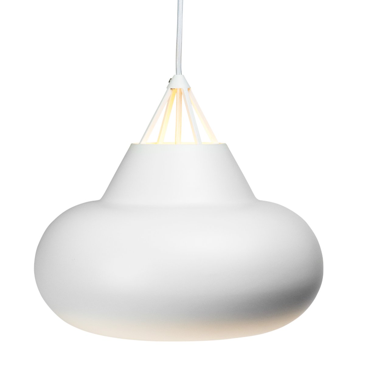 Polo Ø30 Vit taklampa från Dyberg Larsen - Designad av Frank Kerdil, &auml;r denna svarta pendellampa tillverkad i matt metall och har ett minimalistiskt yttre med en modern och karismatisk utstr&aring;lning d&auml;r ljus, form och funktion m&ouml;ts.