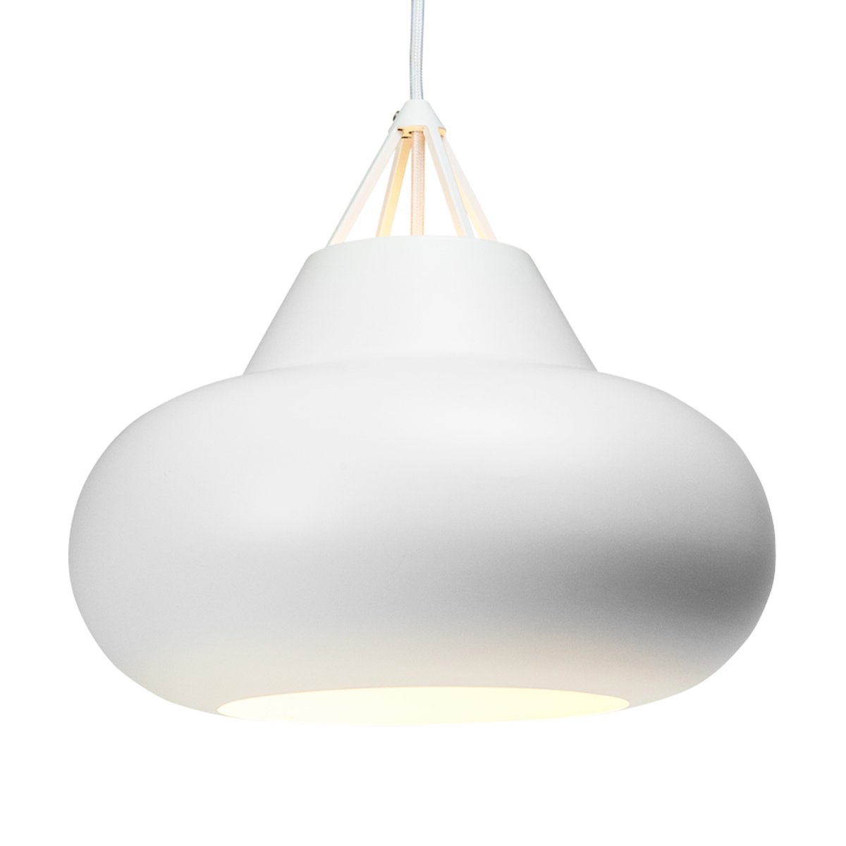 Polo Ø30 Vit taklampa från Dyberg Larsen - Designad av Frank Kerdil, &auml;r denna svarta pendellampa tillverkad i matt metall och har ett minimalistiskt yttre med en modern och karismatisk utstr&aring;lning d&auml;r ljus, form och funktion m&ouml;ts.