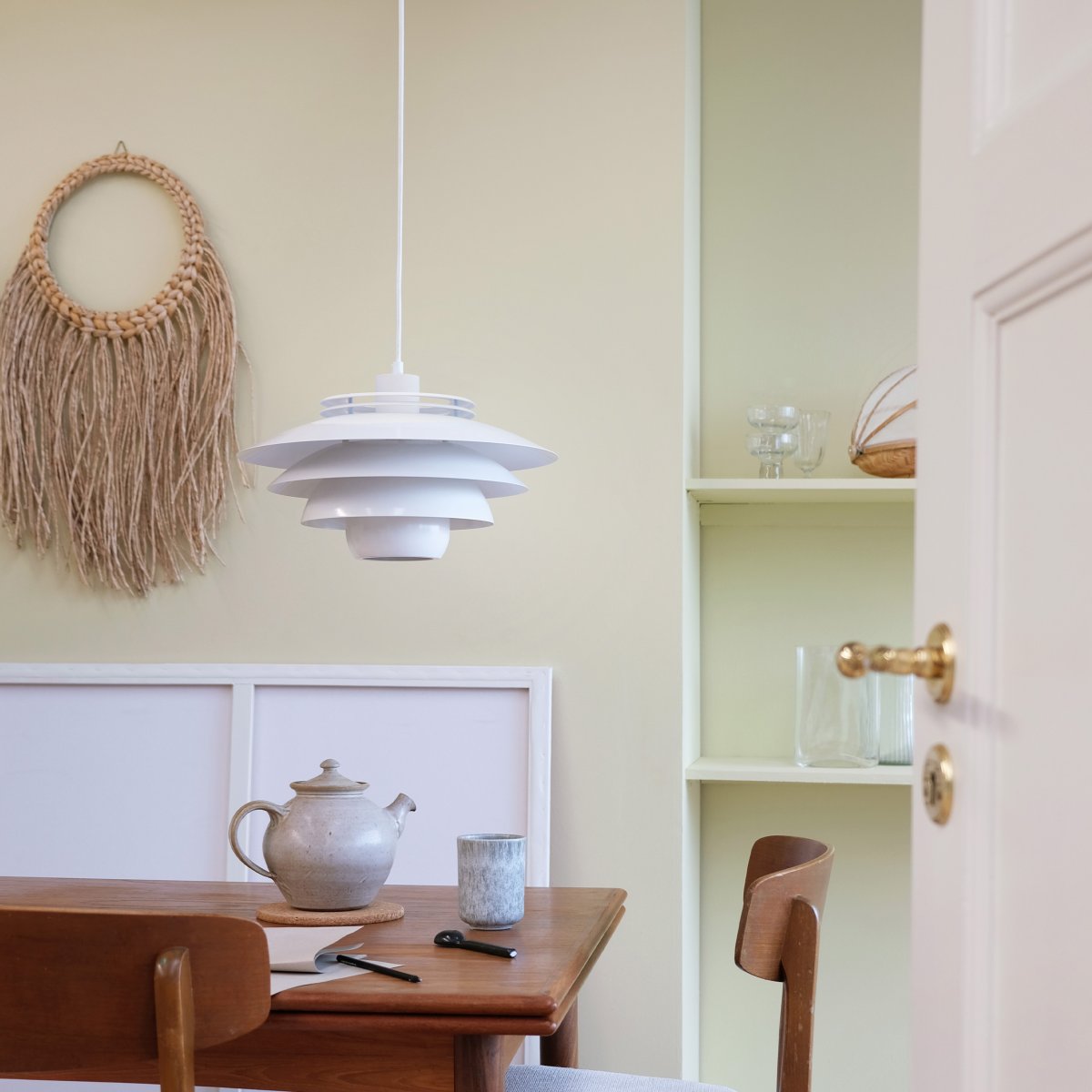 Ejka Ø38 Vit taklampa från Dyberg Larsen - Ejka pendellampa &auml;r b&aring;de vacker och funktionell, och sprider ett ljus som kan lysa upp hela rummet.