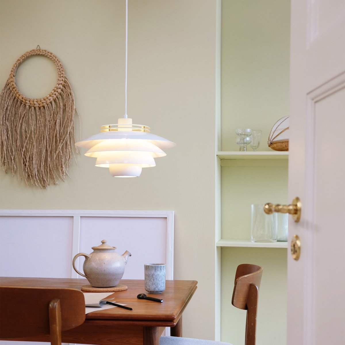 Ejka Ø38 Vit taklampa från Dyberg Larsen - Ejka pendellampa &auml;r b&aring;de vacker och funktionell, och sprider ett ljus som kan lysa upp hela rummet.