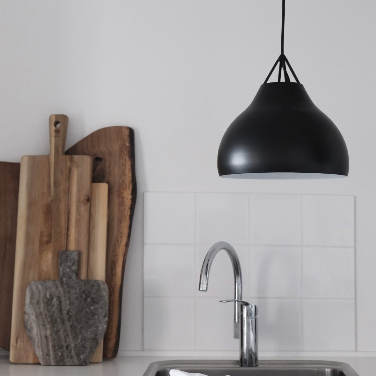 Pyra Ø23 Svart taklampa från Dyberg Larsen - Pyra &auml;r designad av Frank Kerdil f&ouml;r Dyberg Larsen, och &auml;r en lampa som f&ouml;rh&ouml;jer b&aring;de ljuskvalitet och stil i ditt hem.
