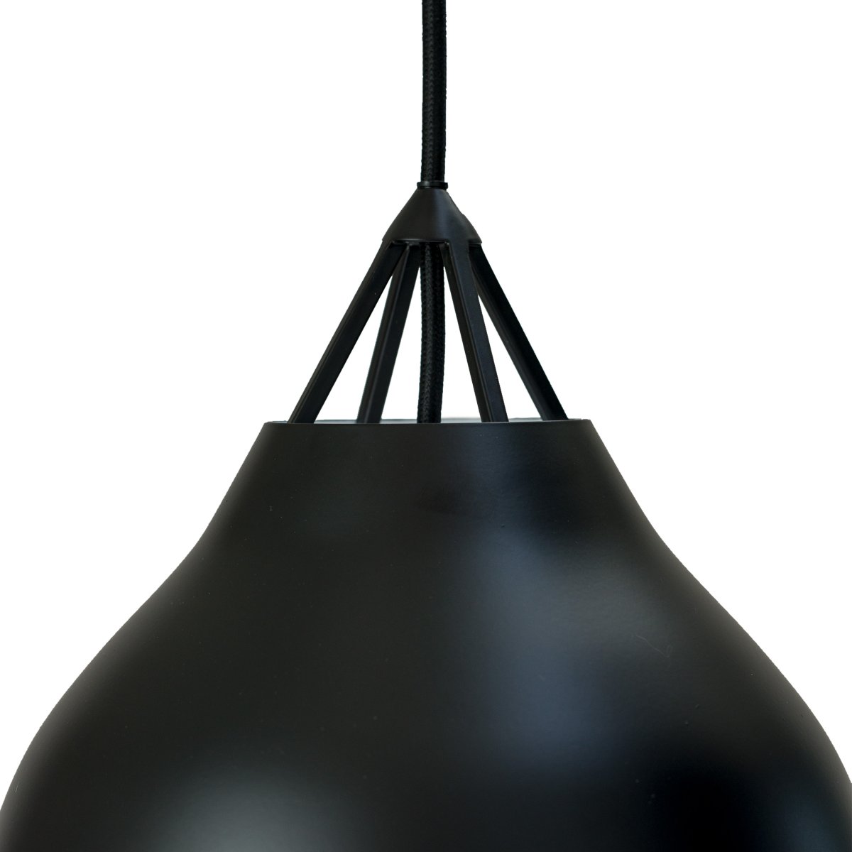 Pyra Ø23 Svart taklampa från Dyberg Larsen - Pyra &auml;r designad av Frank Kerdil f&ouml;r Dyberg Larsen, och &auml;r en lampa som f&ouml;rh&ouml;jer b&aring;de ljuskvalitet och stil i ditt hem.