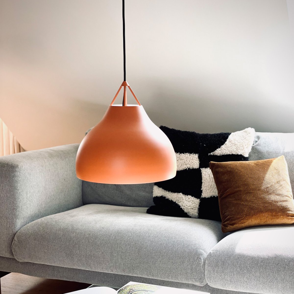 Pyra Ø30 Cognac taklampa från Dyberg Larsen - Pyra &auml;r designad av Frank Kerdil f&ouml;r Dyberg Larsen, och &auml;r en lampa som f&ouml;rh&ouml;jer b&aring;de ljuskvalitet och stil i ditt hem.