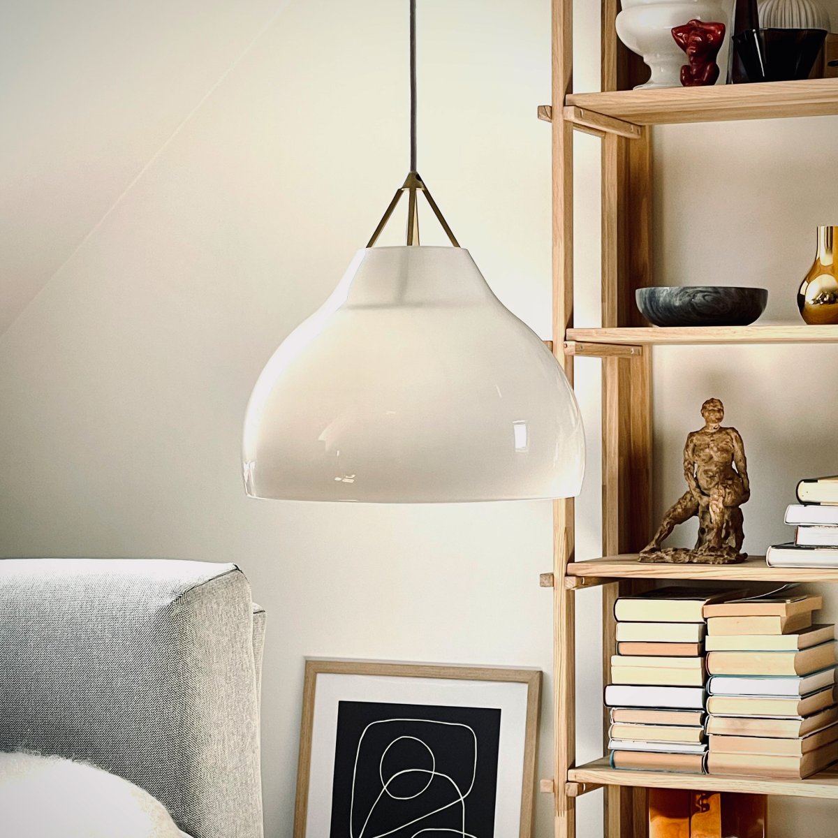Pyra Ø30 Mässing taklampa från Dyberg Larsen - Med en diameter p&aring; 29 cm och h&ouml;jd p&aring; 30 cm passar den b&aring;de i stora och mindre rum, och den 3 meter l&aring;nga vita textilkabeln g&ouml;r det enkelt att anpassa h&auml;ngh&ouml;jden efter behov.