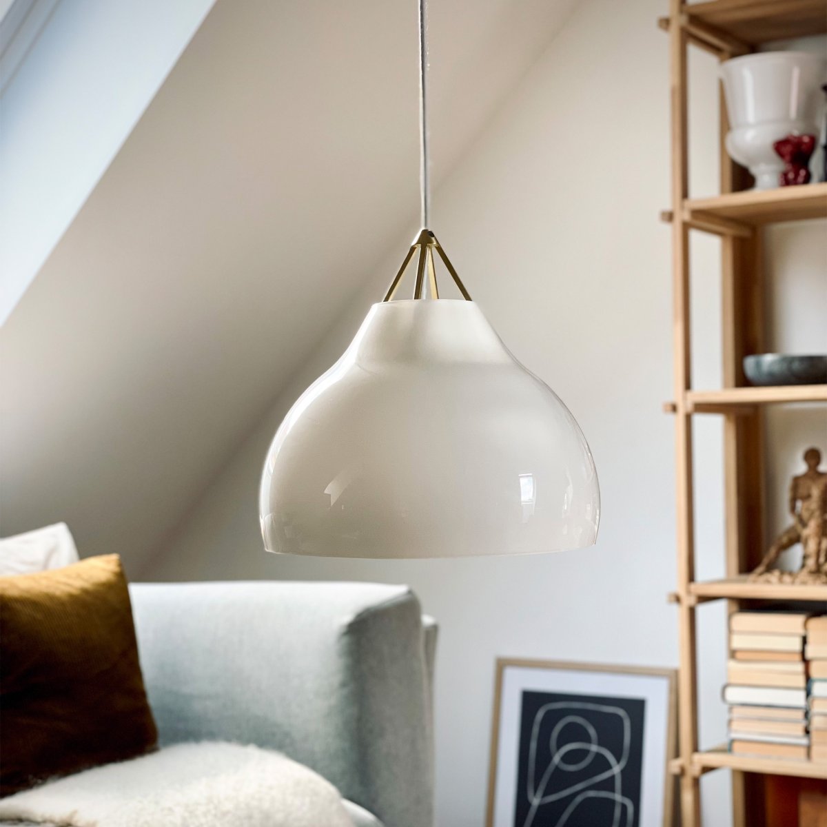 Pyra Ø30 Mässing taklampa från Dyberg Larsen - Med en diameter p&aring; 29 cm och h&ouml;jd p&aring; 30 cm passar den b&aring;de i stora och mindre rum, och den 3 meter l&aring;nga vita textilkabeln g&ouml;r det enkelt att anpassa h&auml;ngh&ouml;jden efter behov.
