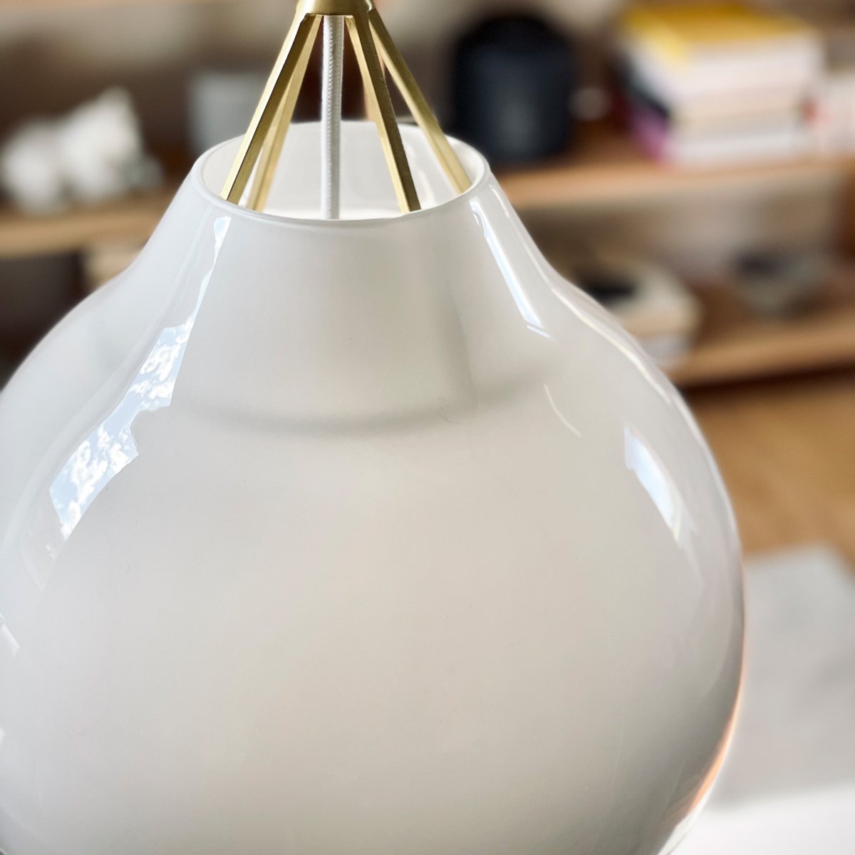 Pyra Ø30 Mässing taklampa från Dyberg Larsen - Med en diameter p&aring; 29 cm och h&ouml;jd p&aring; 30 cm passar den b&aring;de i stora och mindre rum, och den 3 meter l&aring;nga vita textilkabeln g&ouml;r det enkelt att anpassa h&auml;ngh&ouml;jden efter behov.