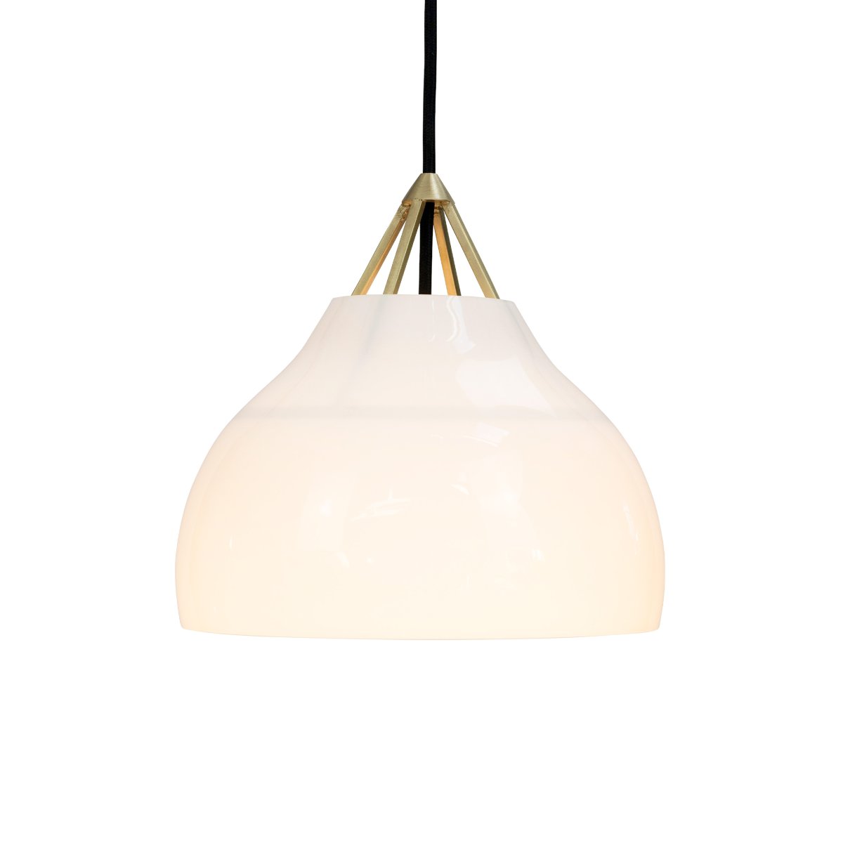 Pyra Ø30 Mässing taklampa från Dyberg Larsen - Med en diameter p&aring; 29 cm och h&ouml;jd p&aring; 30 cm passar den b&aring;de i stora och mindre rum, och den 3 meter l&aring;nga vita textilkabeln g&ouml;r det enkelt att anpassa h&auml;ngh&ouml;jden efter behov.