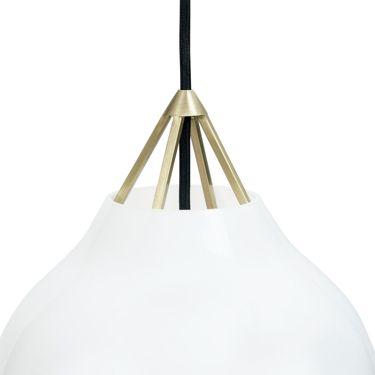 Pyra Ø30 Mässing taklampa från Dyberg Larsen - Med en diameter p&aring; 29 cm och h&ouml;jd p&aring; 30 cm passar den b&aring;de i stora och mindre rum, och den 3 meter l&aring;nga vita textilkabeln g&ouml;r det enkelt att anpassa h&auml;ngh&ouml;jden efter behov.