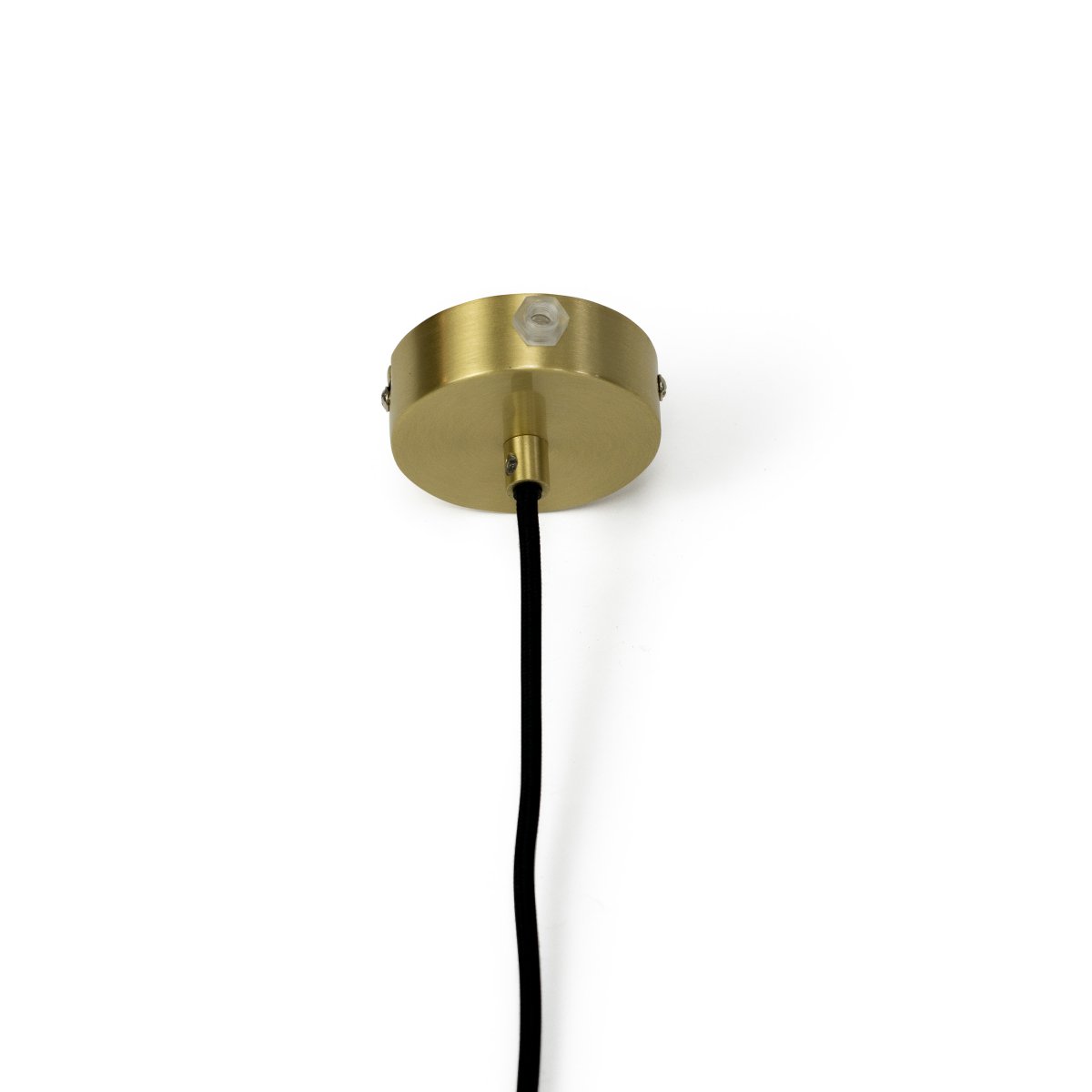 Pyra Ø30 Mässing taklampa från Dyberg Larsen - Med en diameter p&aring; 29 cm och h&ouml;jd p&aring; 30 cm passar den b&aring;de i stora och mindre rum, och den 3 meter l&aring;nga vita textilkabeln g&ouml;r det enkelt att anpassa h&auml;ngh&ouml;jden efter behov.