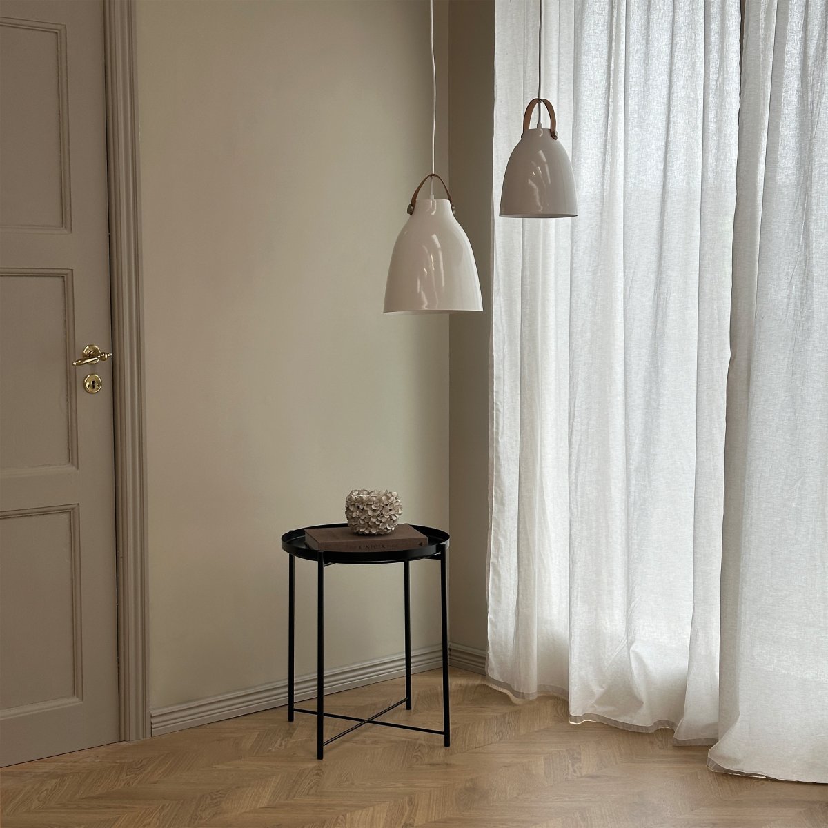 Copenhagen Ø19 Högblank vit taklampa från Dyberg Larsen - Copenhagen-lampan finns i tv&aring; modeller: svart med svart l&auml;derband och vit med brunt l&auml;derband, samt i tv&aring; olika storlekar.