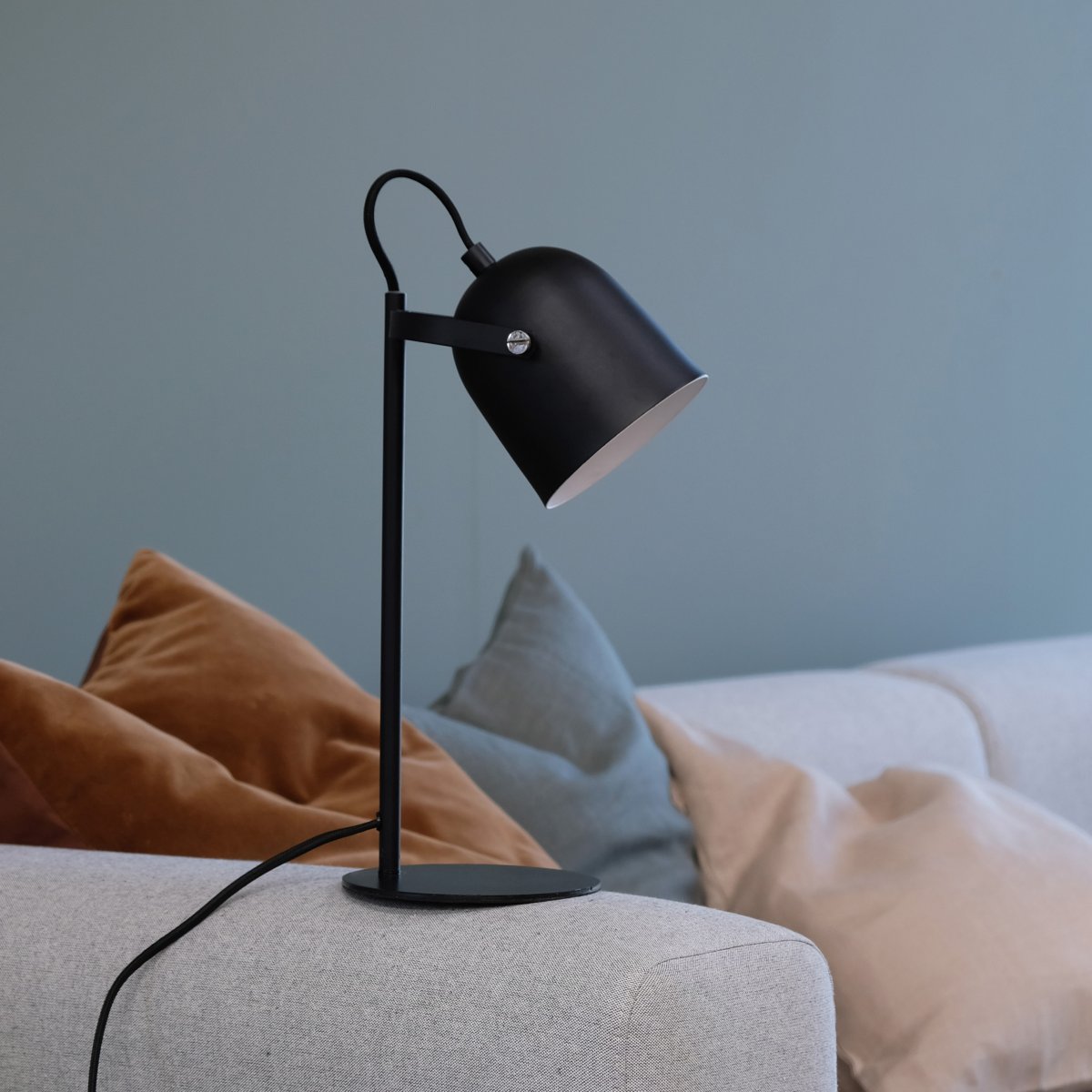 Oslo 37cm Svart skrivbordslampa från Dyberg Larsen - Tillverkad i mattsvart metall, har lampan en flexibel lampsk&auml;rm och en 1,6 m l&aring;ng svart sladd med en str&ouml;mbrytare p&aring; sladden f&ouml;r enkel av- och p&aring;slagning.