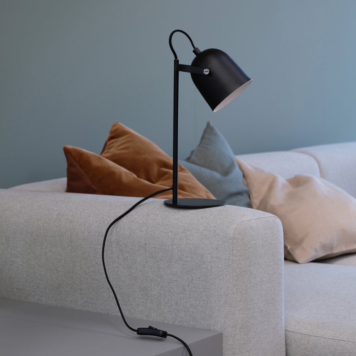 Oslo 37cm Svart skrivbordslampa från Dyberg Larsen - Tillverkad i mattsvart metall, har lampan en flexibel lampsk&auml;rm och en 1,6 m l&aring;ng svart sladd med en str&ouml;mbrytare p&aring; sladden f&ouml;r enkel av- och p&aring;slagning.