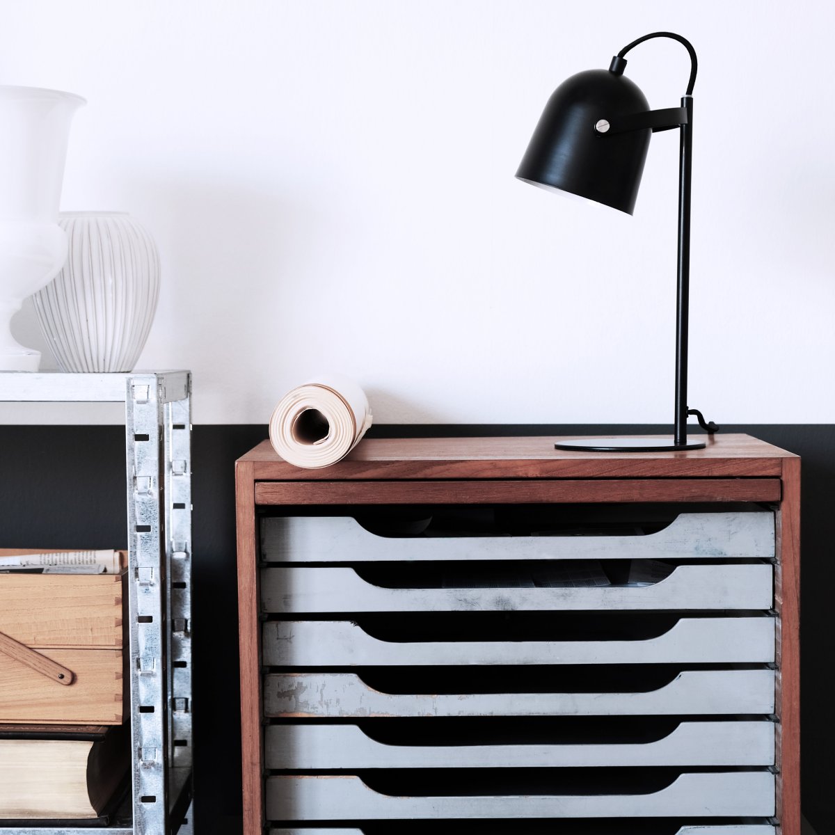 Oslo 37cm Svart skrivbordslampa från Dyberg Larsen - Tillverkad i mattsvart metall, har lampan en flexibel lampsk&auml;rm och en 1,6 m l&aring;ng svart sladd med en str&ouml;mbrytare p&aring; sladden f&ouml;r enkel av- och p&aring;slagning.