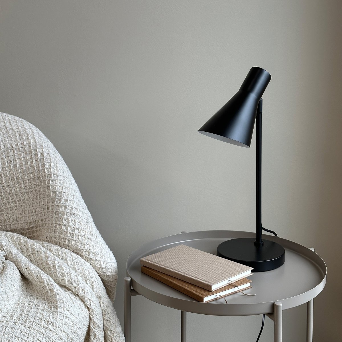 Denver 45cm Svart skrivbordslampa från Dyberg Larsen - Lamporna ger ett behagligt och funktionellt ljus som passar i alla rum.