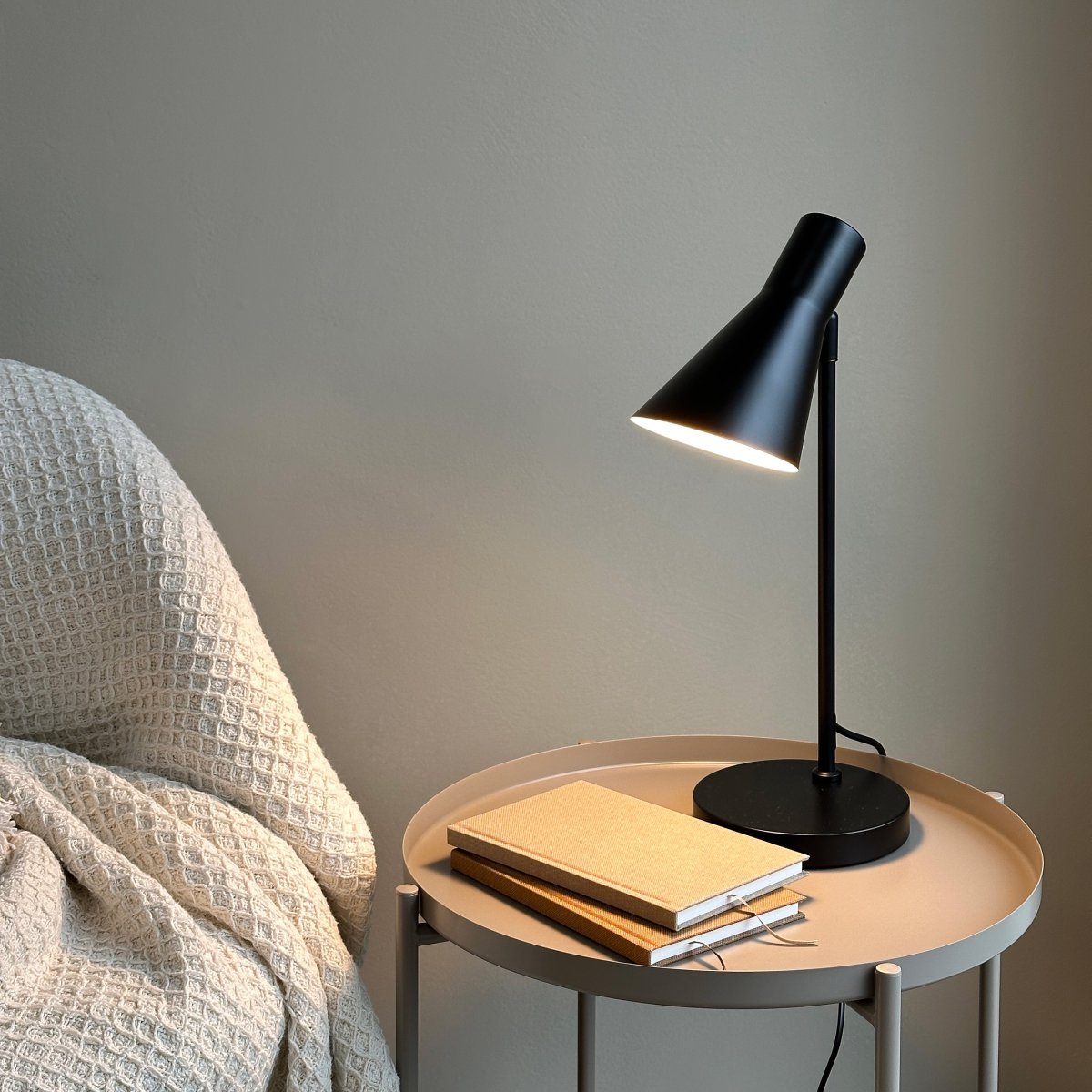 Denver 45cm Svart skrivbordslampa från Dyberg Larsen - Lamporna ger ett behagligt och funktionellt ljus som passar i alla rum.