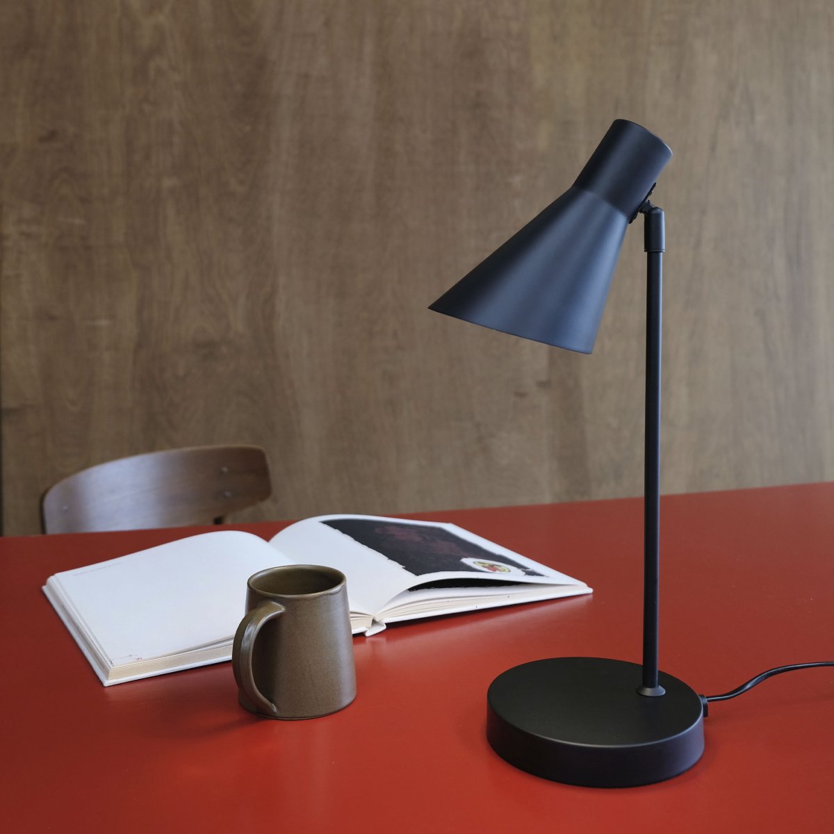 Denver 45cm Svart skrivbordslampa från Dyberg Larsen - Lamporna ger ett behagligt och funktionellt ljus som passar i alla rum.
