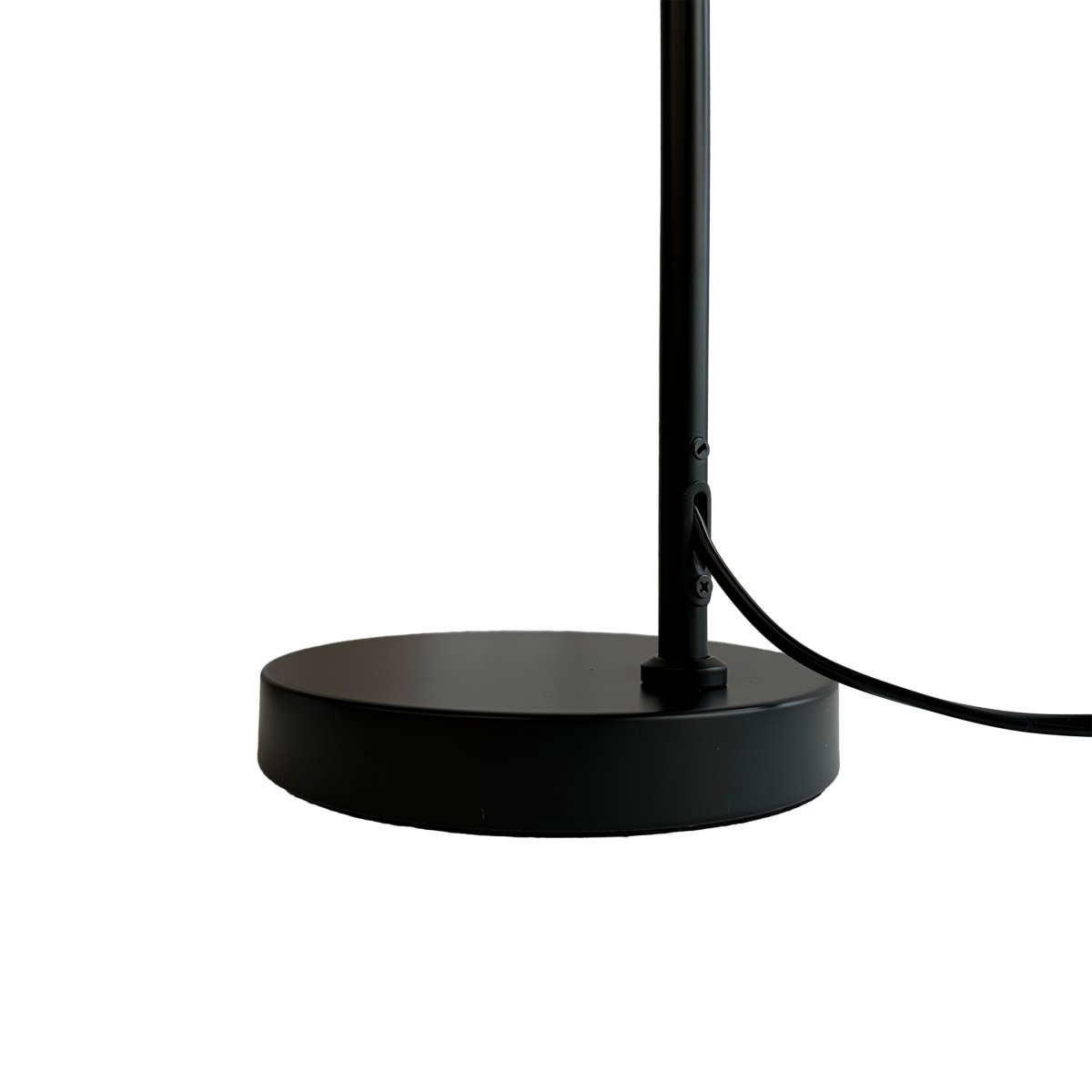 Denver 45cm Svart skrivbordslampa från Dyberg Larsen - Lamporna ger ett behagligt och funktionellt ljus som passar i alla rum.