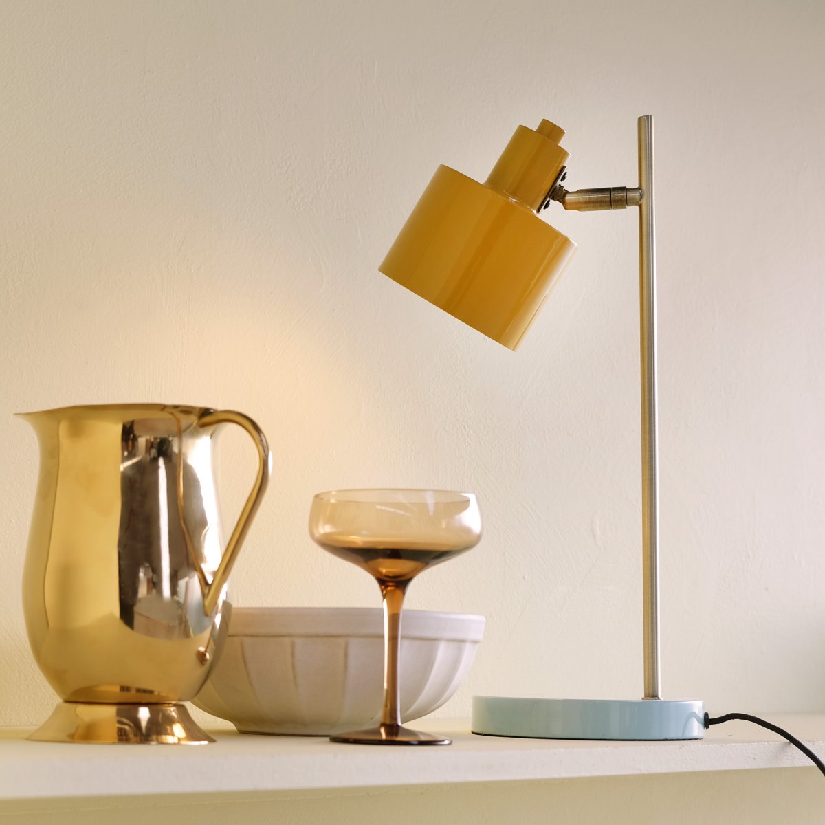 Ocean 43cm Flerfärgad skrivbordslampa från Dyberg Larsen - Ocean charmar med sin retrodesign och en touch av modern stil, vilket g&ouml;r den idealisk b&aring;de i sovrummet och som indirekt ljusk&auml;lla i vardagsrummet.