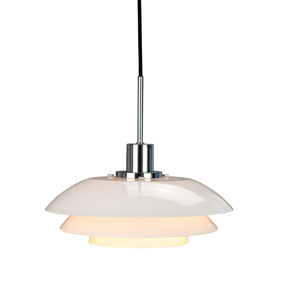 DL31 Ø31 Krom taklampa från Dyberg Larsen - Den nya versionen adderar en twist: lampsk&auml;rmen &auml;r nu tillverkad i munbl&aring;st opalglas, vilket ger varje lampa en unik karakt&auml;r och charm.