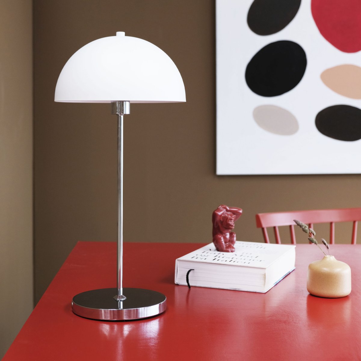 Garda 55cm Krom portabel från Dyberg Larsen - Garda &auml;r en tidl&ouml;s detalj som ger b&aring;de stil och funktion till ditt hem &ndash; en investering i klassisk, h&aring;llbar design.