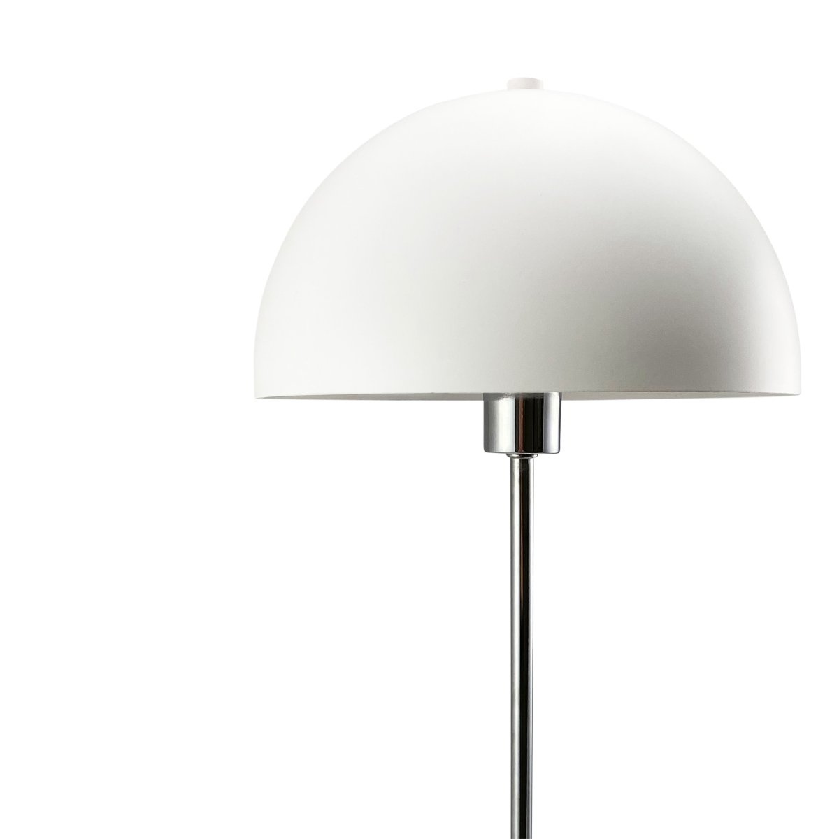 Garda 55cm Krom portabel från Dyberg Larsen - Garda &auml;r en tidl&ouml;s detalj som ger b&aring;de stil och funktion till ditt hem &ndash; en investering i klassisk, h&aring;llbar design.