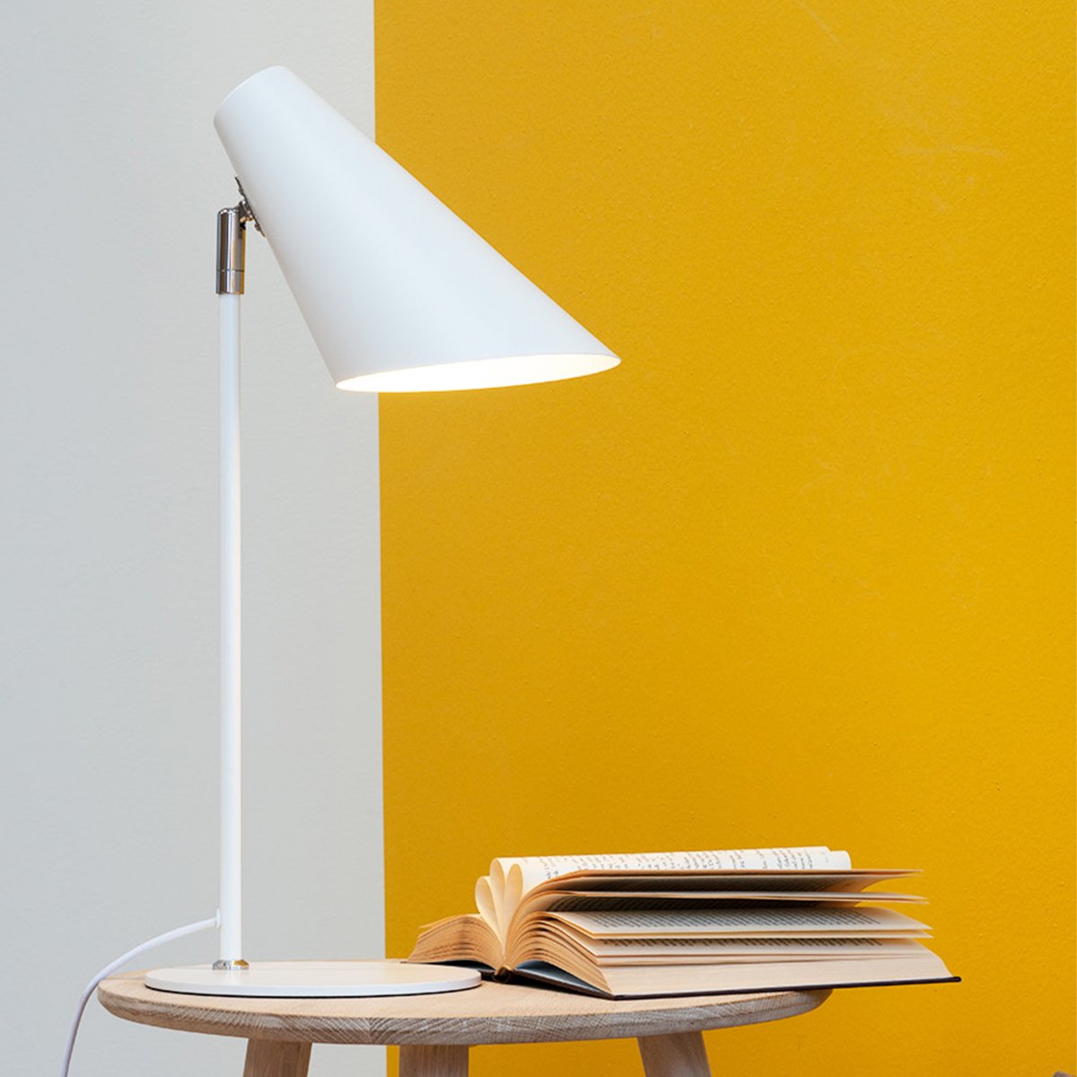 Cale 50cm Vit skrivbordslampa från Dyberg Larsen - Den smidiga och stilrena formen g&ouml;r Cale l&auml;ttplacerad och passar utm&auml;rkt i b&aring;de hemmakontoret och sovrummet.