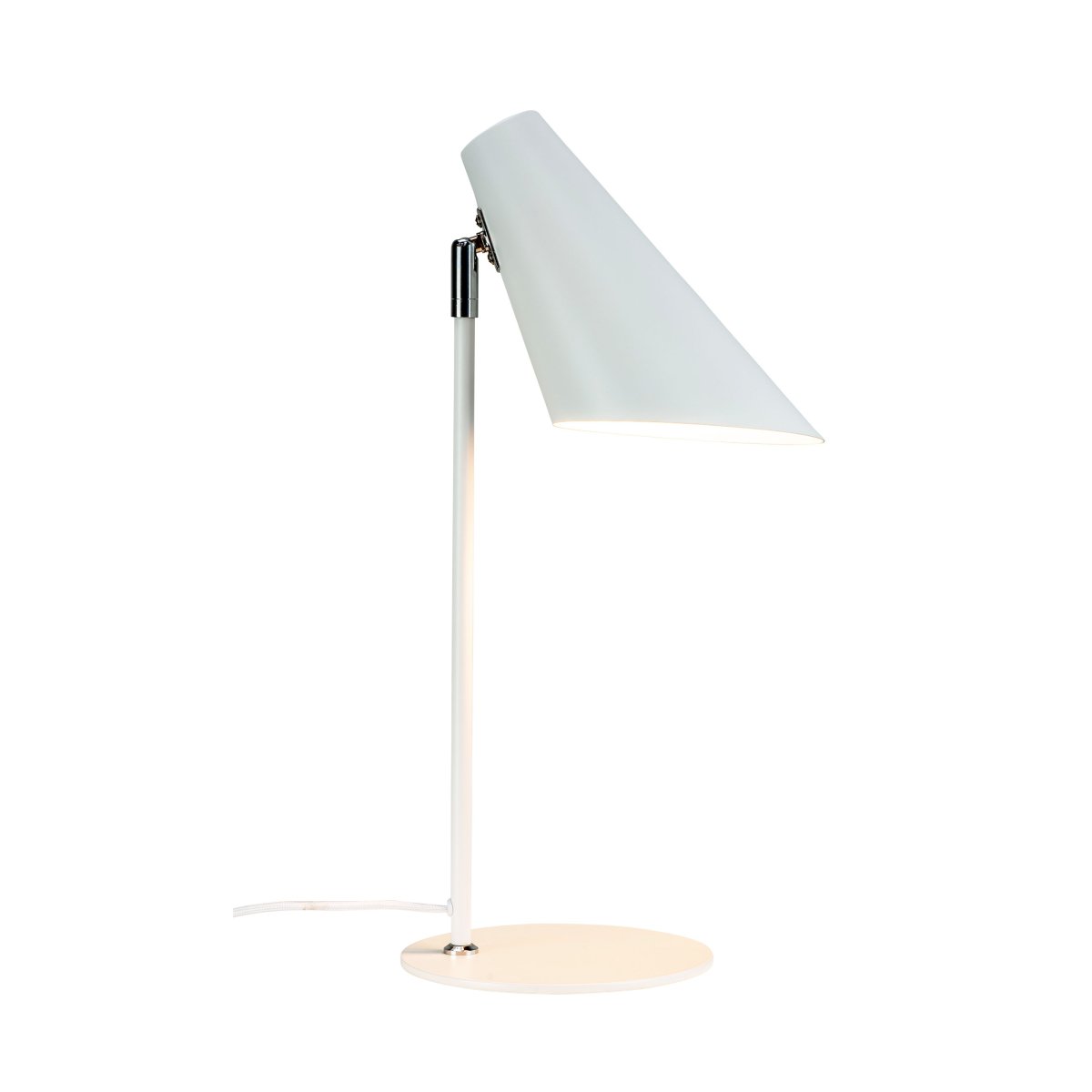 Cale 50cm Vit skrivbordslampa från Dyberg Larsen - Den smidiga och stilrena formen g&ouml;r Cale l&auml;ttplacerad och passar utm&auml;rkt i b&aring;de hemmakontoret och sovrummet.