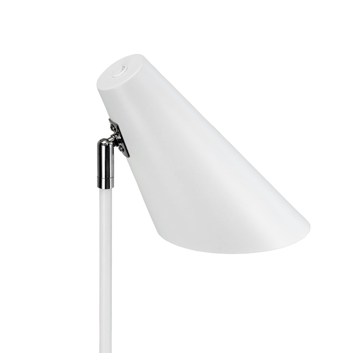 Cale 50cm Vit skrivbordslampa från Dyberg Larsen - Den smidiga och stilrena formen g&ouml;r Cale l&auml;ttplacerad och passar utm&auml;rkt i b&aring;de hemmakontoret och sovrummet.