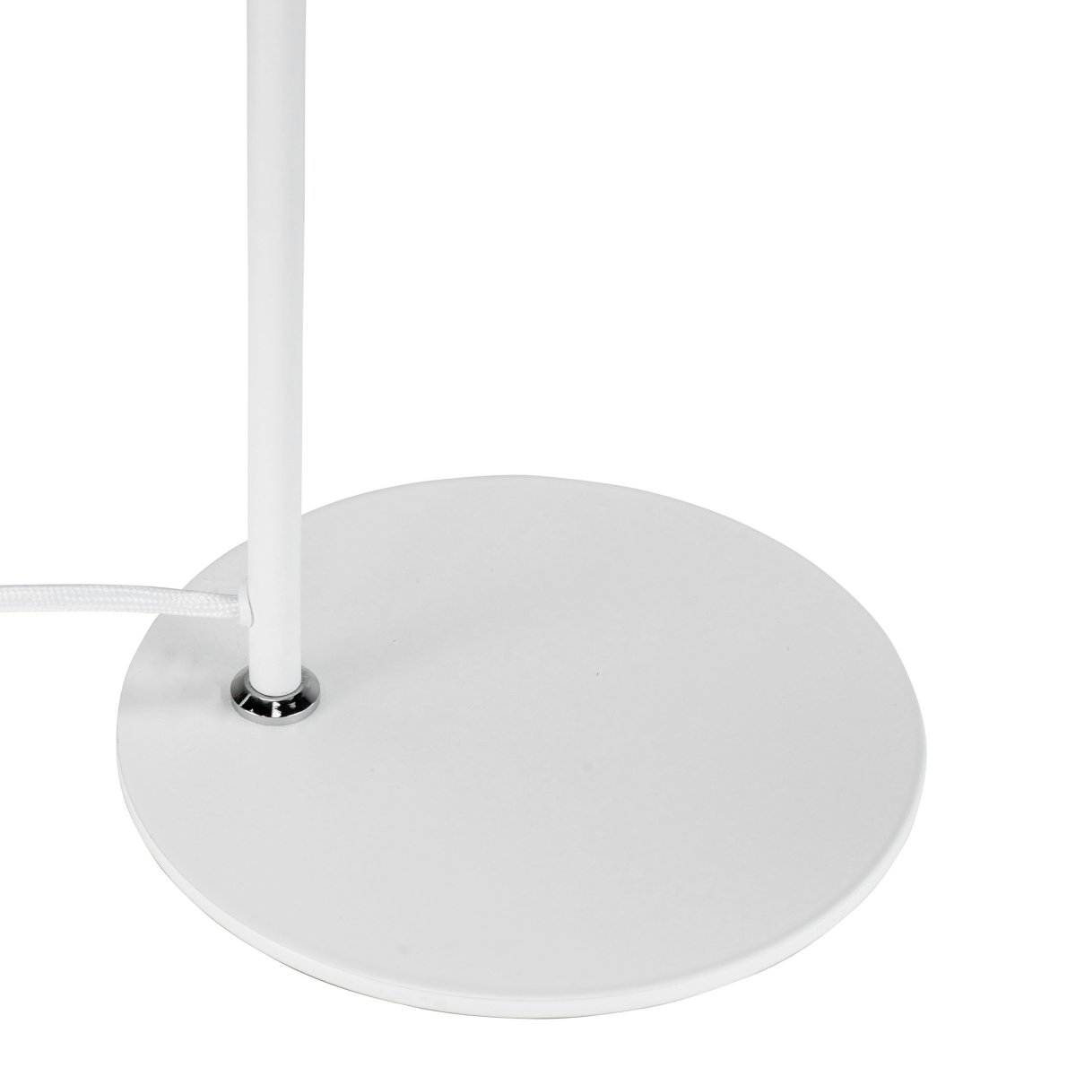 Cale 50cm Vit skrivbordslampa från Dyberg Larsen - Den smidiga och stilrena formen g&ouml;r Cale l&auml;ttplacerad och passar utm&auml;rkt i b&aring;de hemmakontoret och sovrummet.