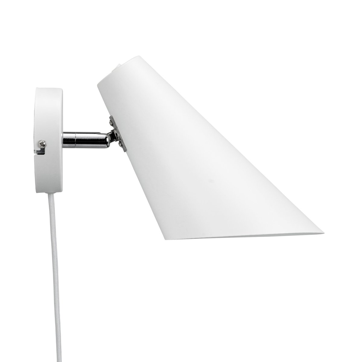 Cale 25cm Vit vägglampa från Dyberg Larsen - Lampan finns i mattsvart och vitt metallutf&ouml;rande, och lamphuvudet kan roteras fritt f&ouml;r optimal belysning.