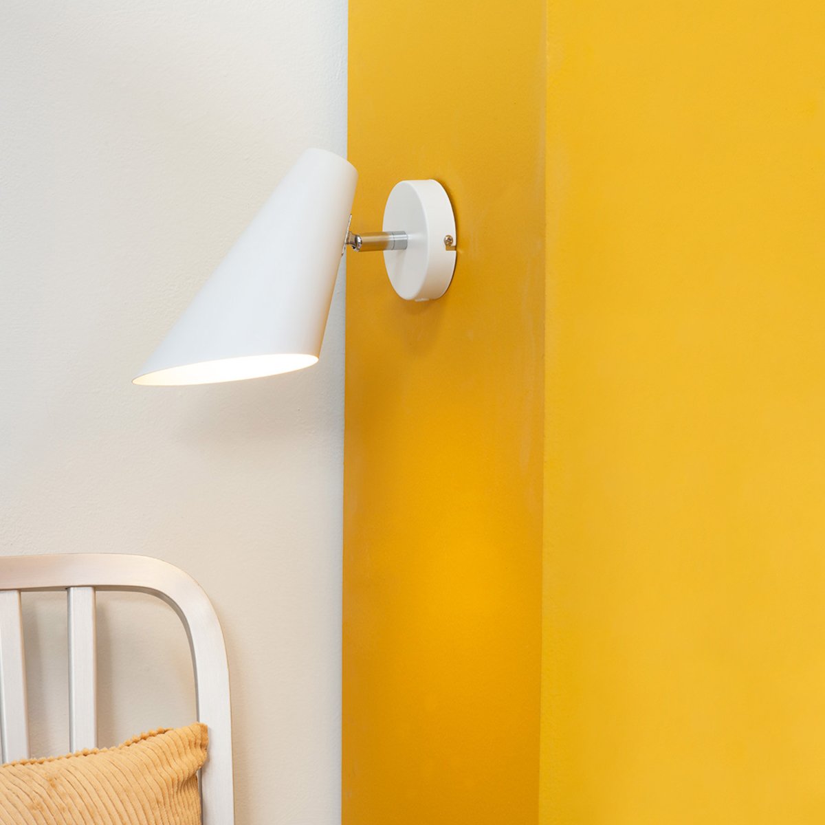 Cale 25cm Vit vägglampa från Dyberg Larsen - Lampan finns i mattsvart och vitt metallutf&ouml;rande, och lamphuvudet kan roteras fritt f&ouml;r optimal belysning.