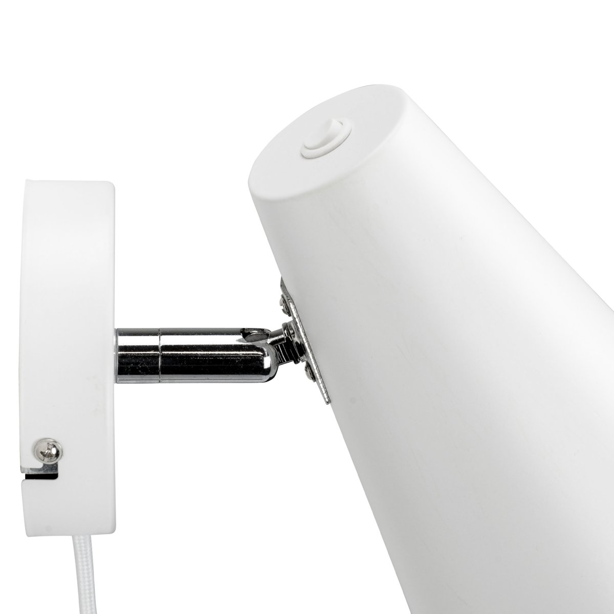 Cale 25cm Vit vägglampa från Dyberg Larsen - Lampan finns i mattsvart och vitt metallutf&ouml;rande, och lamphuvudet kan roteras fritt f&ouml;r optimal belysning.