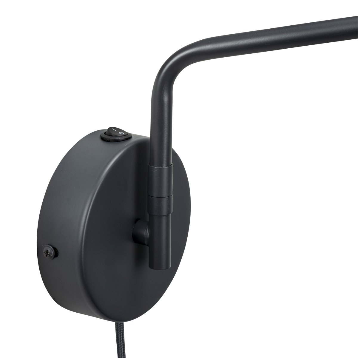 Manchester 45cm Grå vägglampa från Dyberg Larsen - Lampans arm sv&auml;nger fr&aring;n sida till sida och str&auml;cker sig 45 cm fr&aring;n v&auml;ggen till sk&auml;rmens yttersta punkt.