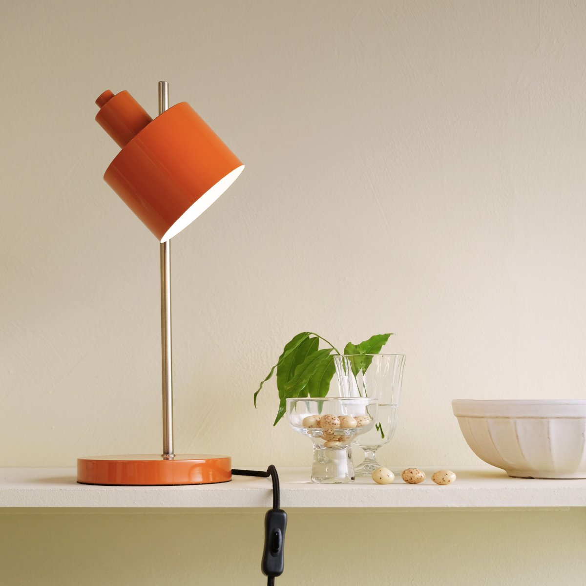Ocean 43cm Orange skrivbordslampa från Dyberg Larsen - Ocean bordslampa fr&aring;n Dyberg Larsen &auml;r en 50-talsinspirerad lampa med en charmig retrodesign och modern touch.