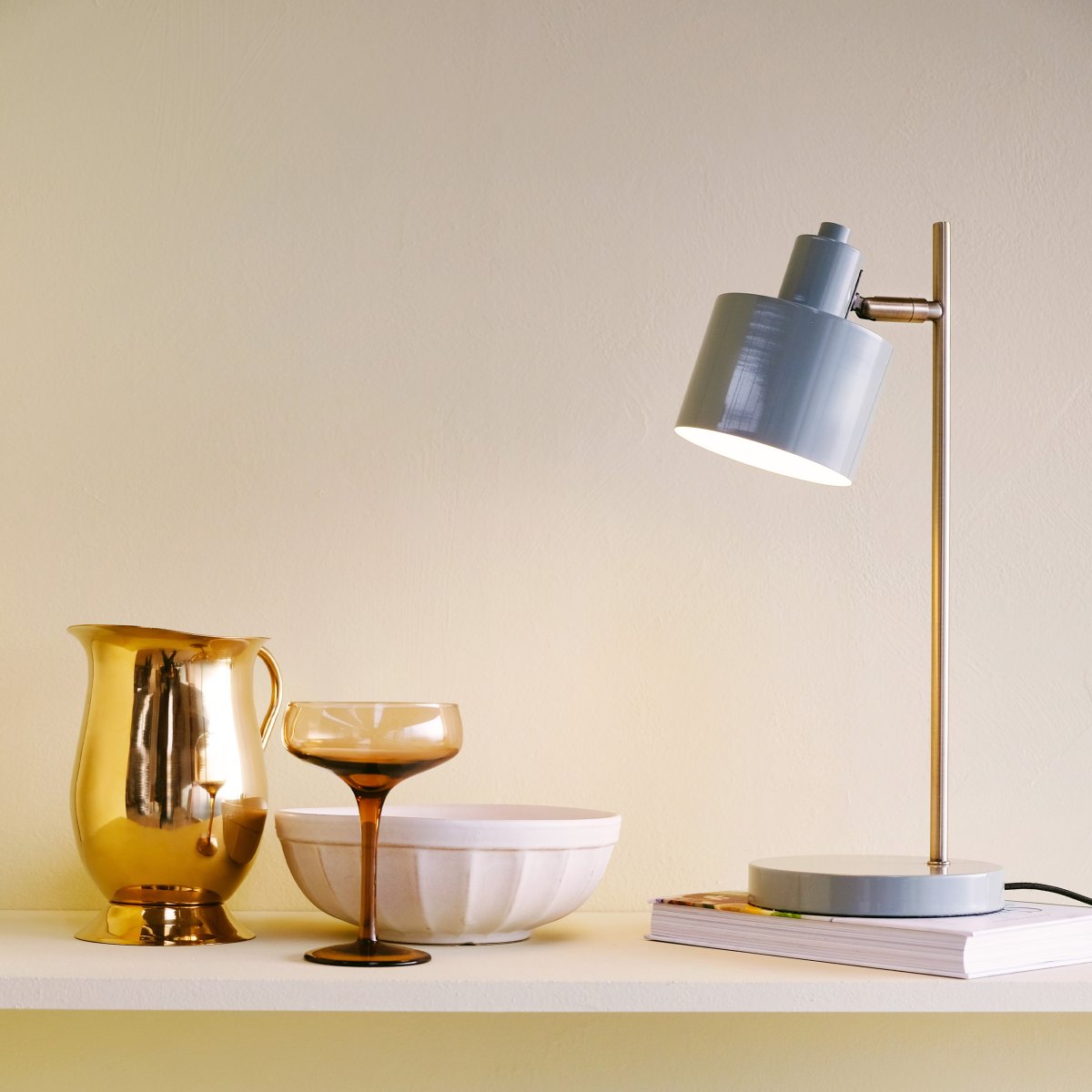 Ocean 43cm Oliv skrivbordslampa från Dyberg Larsen - Ocean bordslampa fr&aring;n Dyberg Larsen &auml;r en 50-talsinspirerad lampa med en charmig retrodesign och modern touch.