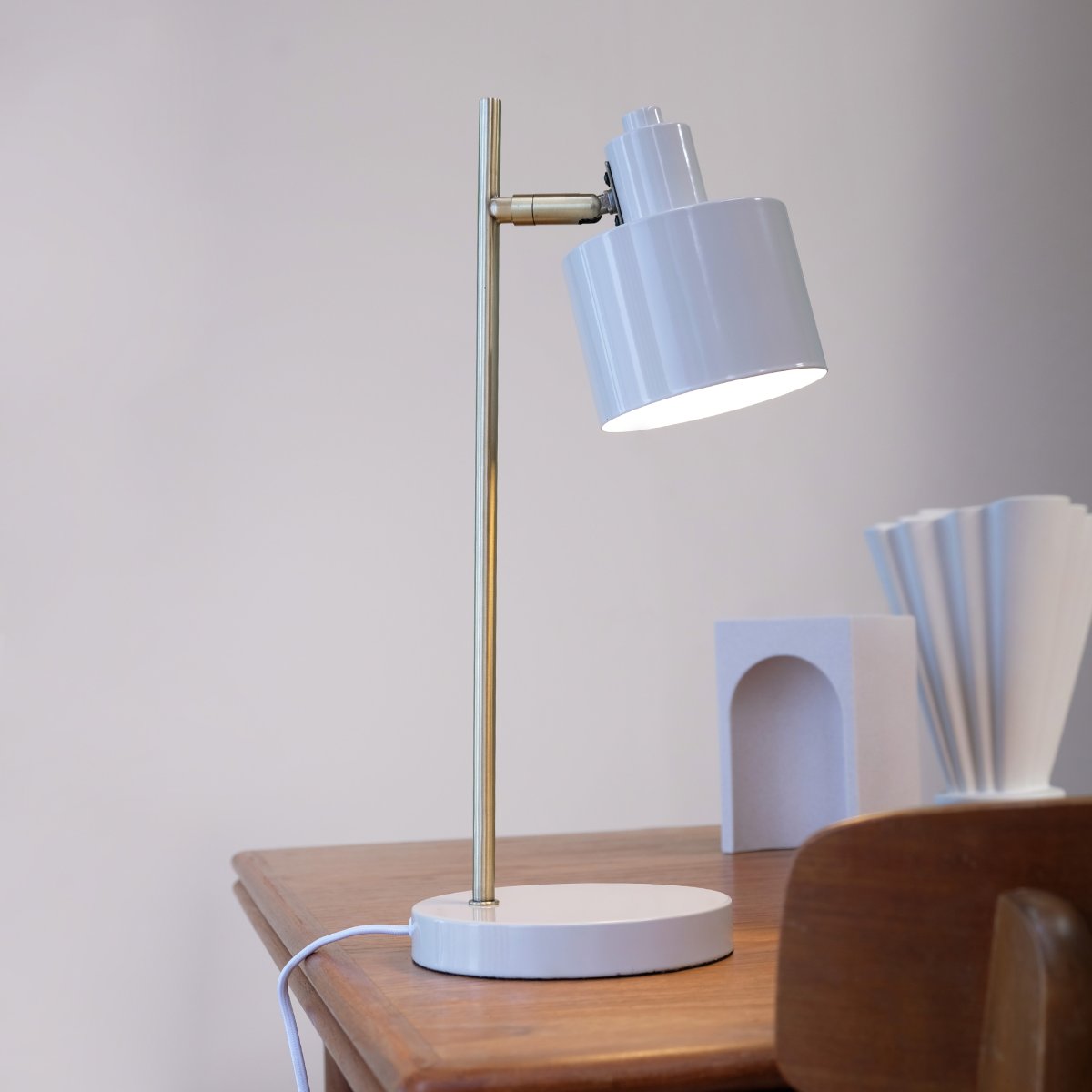Ocean 43cm Oliv skrivbordslampa från Dyberg Larsen - Ocean bordslampa fr&aring;n Dyberg Larsen &auml;r en 50-talsinspirerad lampa med en charmig retrodesign och modern touch.