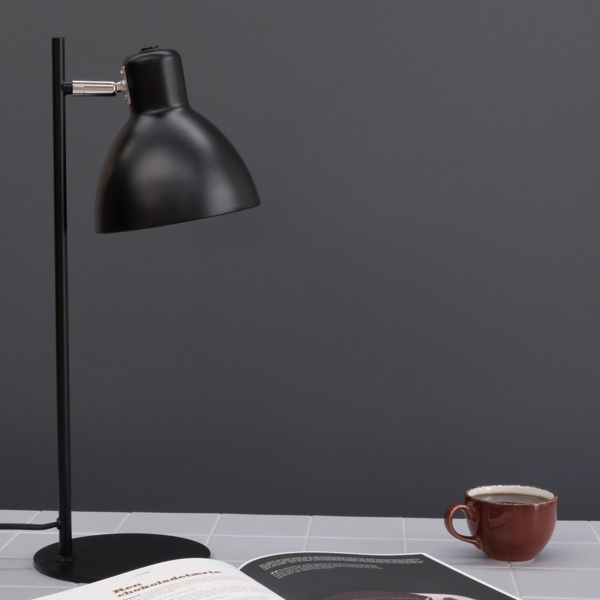 Skagen 50cm Svart skrivbordslampa från Dyberg Larsen - L&aring;t Skagen sprida ett fokuserat och behagligt ljus d&auml;r du beh&ouml;ver det mest, och ge ditt hem en tidl&ouml;s och sofistikerad look med denna kvalitativa lampa!