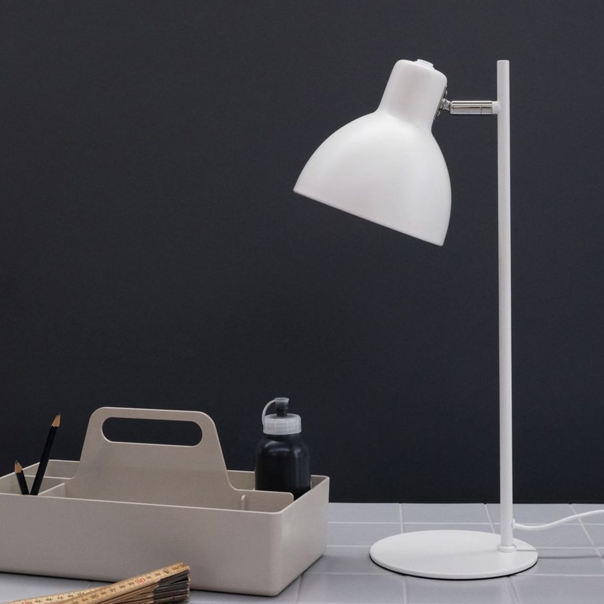 Skagen 50cm Vit skrivbordslampa från Dyberg Larsen - L&aring;t Skagen sprida ett fokuserat och behagligt ljus d&auml;r du beh&ouml;ver det mest, och ge ditt hem en tidl&ouml;s och sofistikerad look med denna kvalitativa lampa!