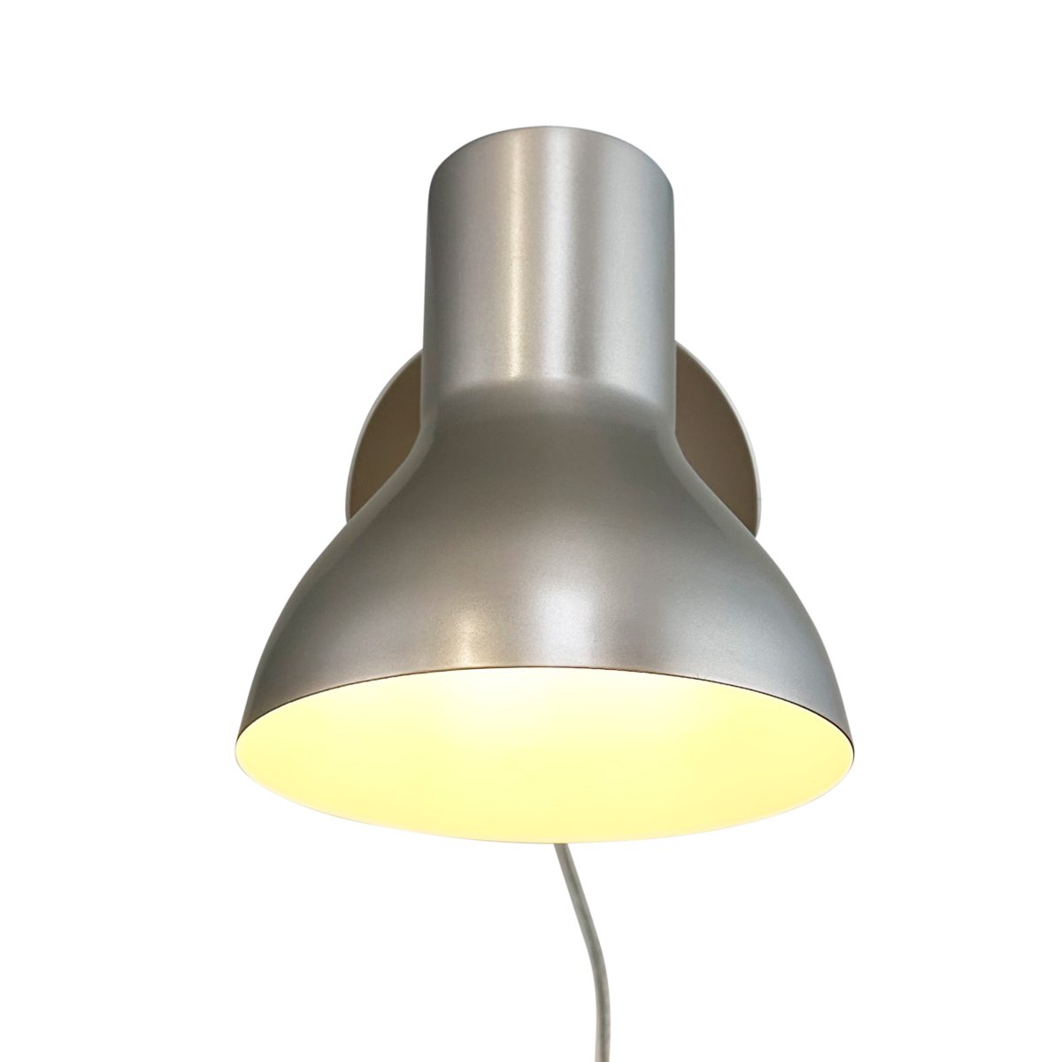 Bob Beige läslampa från Dyberg Larsen - Bob &auml;r det perfekta valet f&ouml;r det moderna hemmet och kombinerar stilren design med funktionalitet.