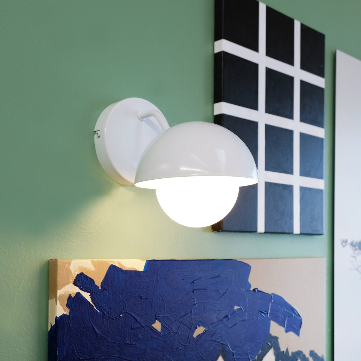 Rose Ø15 Shiny vit vägglampa från Dyberg Larsen - Glaskupolen fungerar som en naturlig ljusspridare och skapar en varm och inbjudande atmosf&auml;r i rummet.
