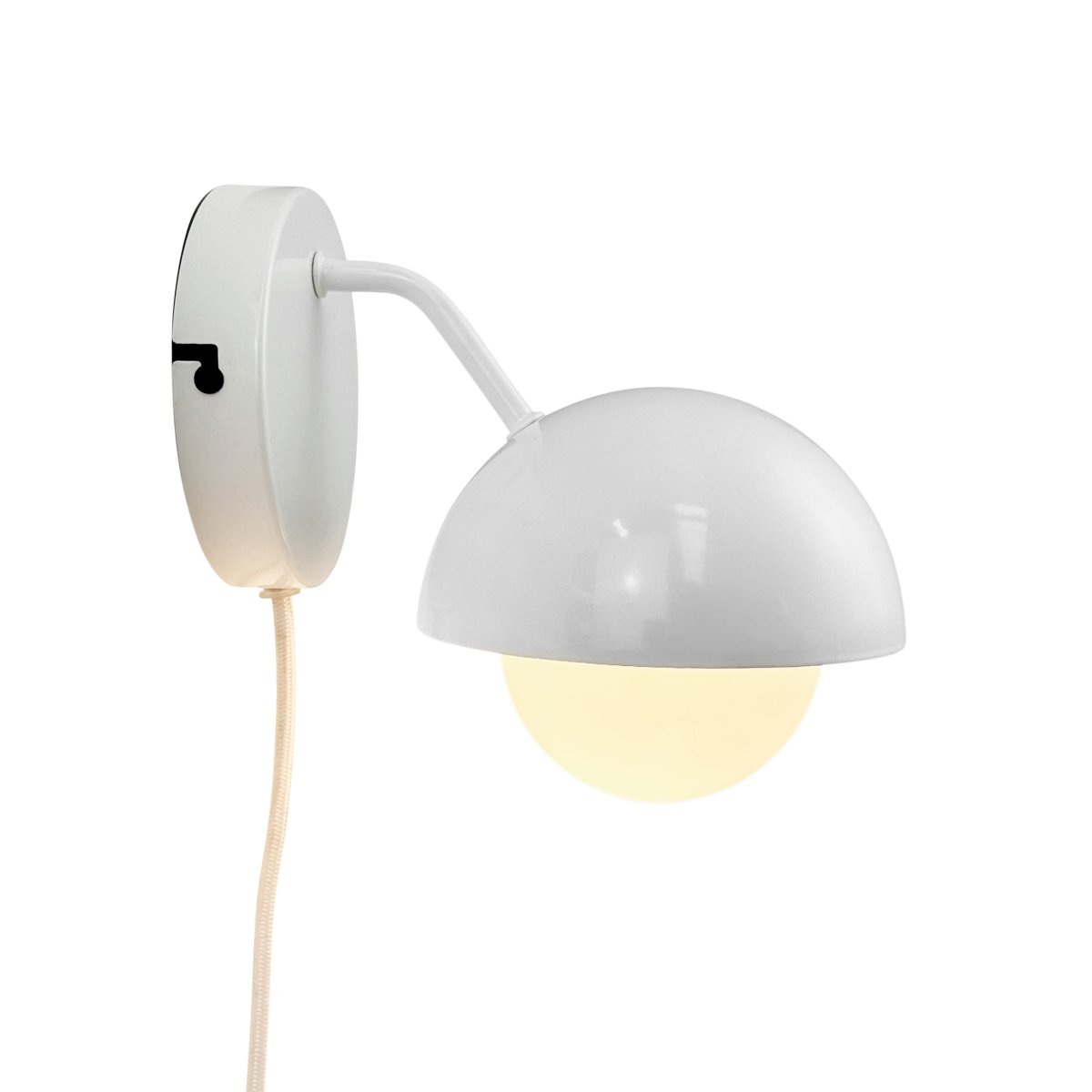 Rose Ø15 Shiny vit vägglampa från Dyberg Larsen - Glaskupolen fungerar som en naturlig ljusspridare och skapar en varm och inbjudande atmosf&auml;r i rummet.