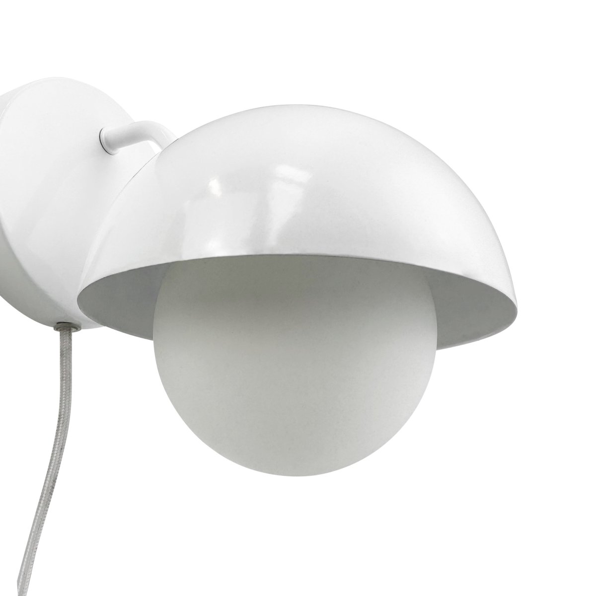 Rose Ø15 Shiny vit vägglampa från Dyberg Larsen - Glaskupolen fungerar som en naturlig ljusspridare och skapar en varm och inbjudande atmosf&auml;r i rummet.
