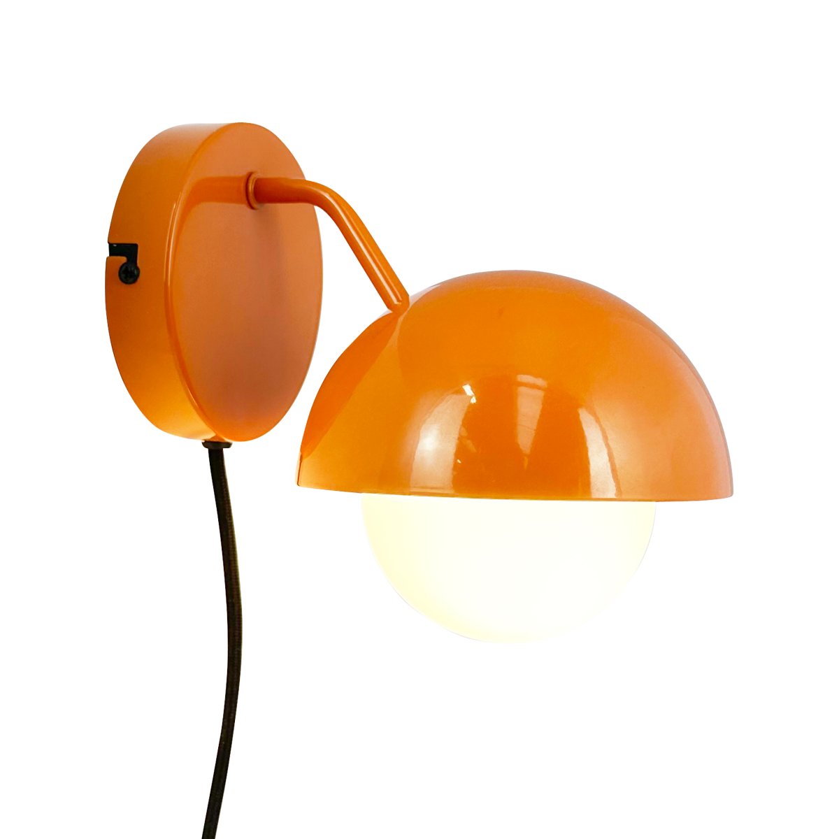 Rose Ø15 shiny orange vägglampa från Dyberg Larsen - Glaskupolen fungerar som en naturlig ljusspridare och skapar en varm och inbjudande atmosf&auml;r i rummet.