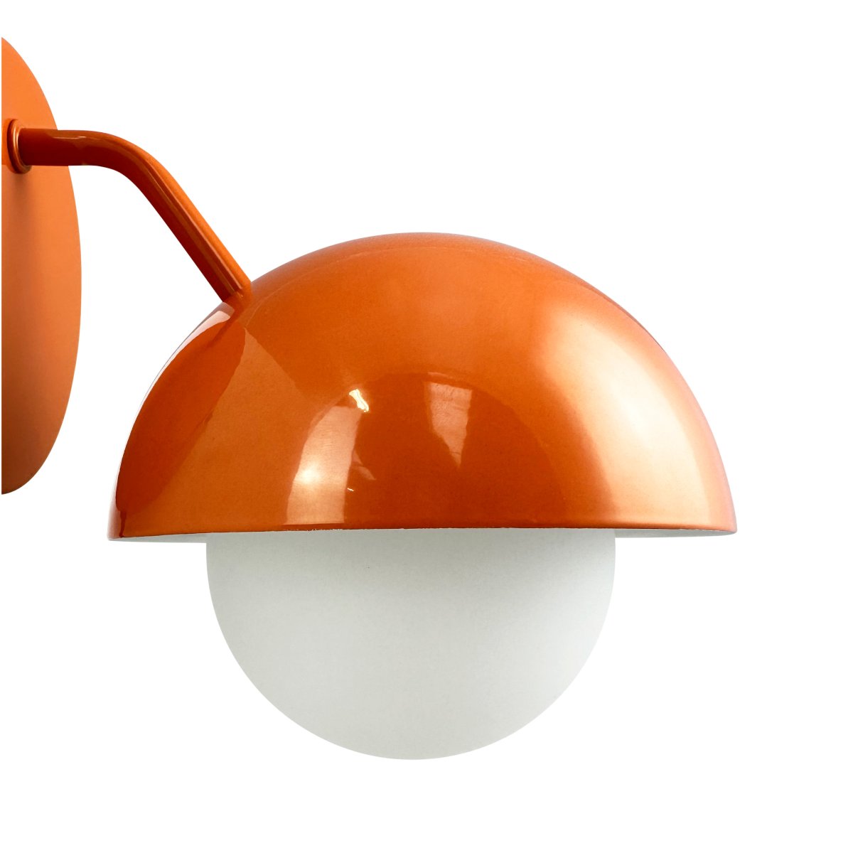Rose Ø15 shiny orange vägglampa från Dyberg Larsen - Glaskupolen fungerar som en naturlig ljusspridare och skapar en varm och inbjudande atmosf&auml;r i rummet.