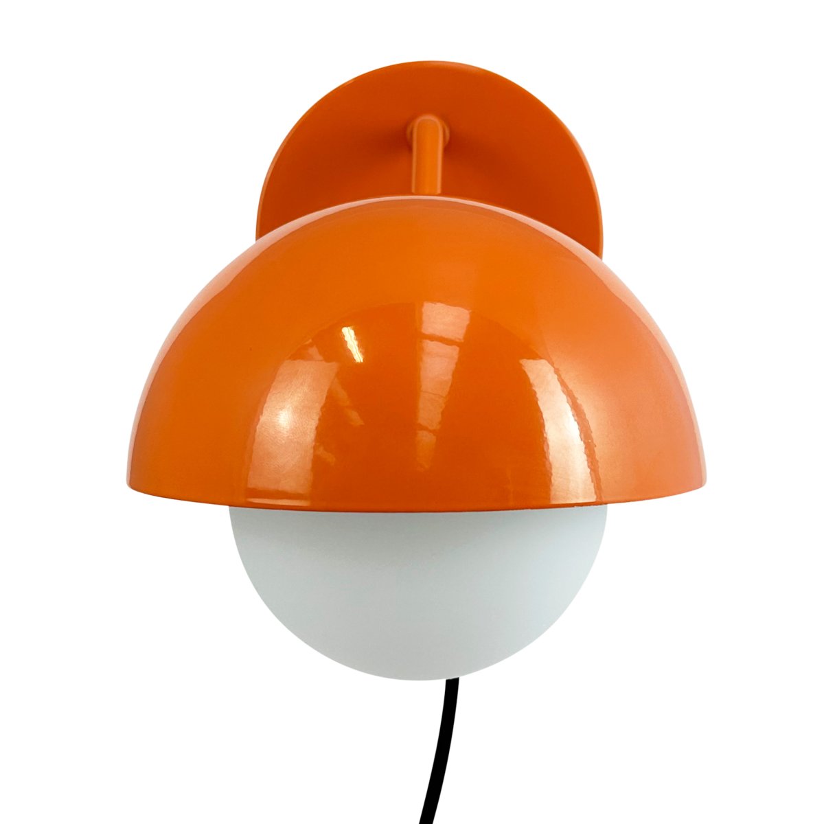 Rose Ø15 shiny orange vägglampa från Dyberg Larsen - Glaskupolen fungerar som en naturlig ljusspridare och skapar en varm och inbjudande atmosf&auml;r i rummet.