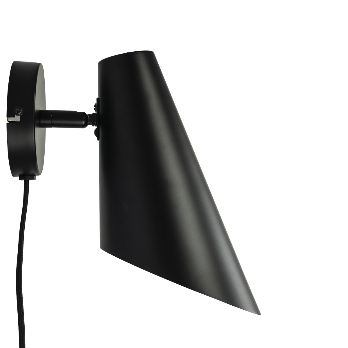 Cale 25cm Svart vägglampa från Dyberg Larsen - Str&ouml;mbrytaren &auml;r placerad ovanp&aring; lamphuvudet, och lampan levereras med en 1,5m svart textilkabel.