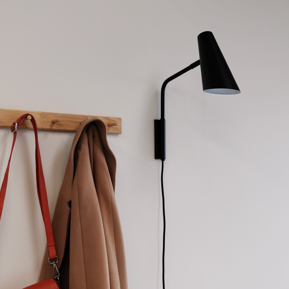 Noa 38cm Svart vägglampa från Dyberg Larsen - Noa &auml;r en serie med ett elegant och minimalistiskt uttryck.