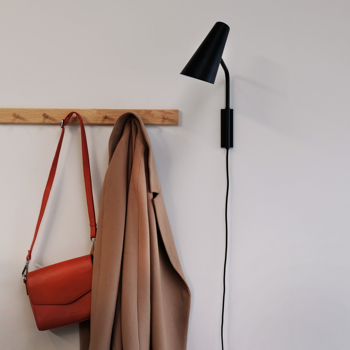 Noa 38cm Svart vägglampa från Dyberg Larsen - Noa &auml;r en serie med ett elegant och minimalistiskt uttryck.